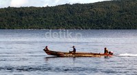 Perahu yang ditempelin mesin boat menjadi satu-satunya alat transportasi warga yang tinggal di kepulauan di sekitar Kabupaten Waisai.