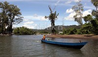 Warga dengan menumpang perahu meninggalkan Kabupaten Waisai setelah belanja kebutuhan sehari-sehari.