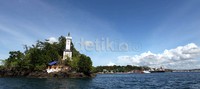     Sebuah pulau mini di sekitar Pelabuan Sorong terdapat tugu selamat datang di Sorong, Papua Barat.