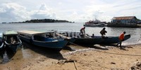 Warga kepulauan tiba di dermaga rakyat sekitar Pelabuhan Sorong.