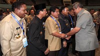 Presiden SBY menyalami kepala daerah yang menghadiri rapat tersebut. (Setpres).