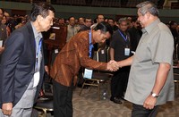 Presiden SBY menyalami Gubernur DKI Jakarta Joko Widodo. (Setpres).