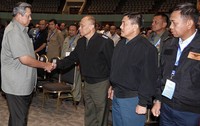 Presiden SBY menyalami Kepala Staf Angkatan Darat Jenderal Pramono Edhie Wibowo. (Setpres).