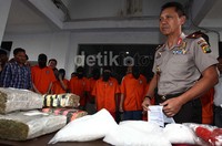 Sebanyak 16 orang diciduk polisi. 3 tersangka (WNI) merupakan narapidana di LP Cipinang, 2 tersangka (WN Singapura & Nigeria) merupakan narapidana Nusakambangan, dan 11 lainnya merupakan WNI yang tertangkap di luar LP.