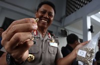 Wakapolda Metro Jaya Brigjen Sudjarno menunjukkan barang bukti ekstacy yang dimasukkan ke dalam kapsul.