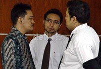 Tommy Hindratno berbincang dengan kuasa hukumnya usai pembacaan tuntutan oleh JPU. Ramses/detikFoto.