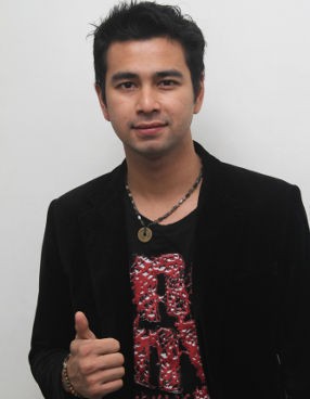 Pakai Baju Hitam-hitam, Ibunda Akhirnya Diizinkan Temui Raffi Ahmad