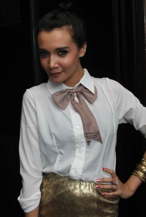 Diperiksa di BNN, Zaskia Sungkar Nangis & Minta Dibawakan Bantal