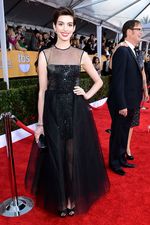 Gaya Elegan Para Selebriti Bergaun Hitam