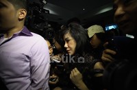 Ia terlihat mengenakan pakaian serba hitam.