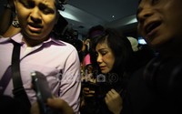 Ibunda Raffi saat mengunjungi putranya di kantor BNN, Cawang, Jakarta Timur, Senin (28/1/2013).