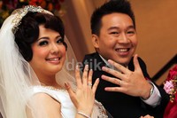 Keduanya pun memamerkan cincin pernikahan mereka.