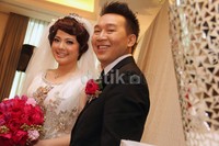 Magdalena dan Niki tak henti-hentinya tersenyum.