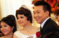 Mereka telah resmi menjadi sepasang suami-istri.