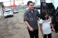 Nassar tampak mengenakan kemeja motif bernuansa hitam dan abu-abu. Gus Mun/detikHOT.