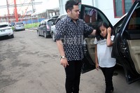 Sedangkan Nana tampil dibalut atasan putih dan celana hitam. Gus Mun/detikHOT.