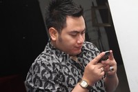 Nassar bermain dengan handphonenya. Gus Mun/detikHOT.