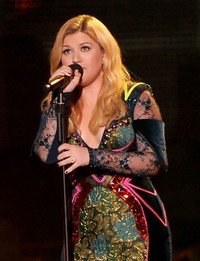 Musisi jebolan American Idol, Kelly Clarkson masuk nominasi untuk singlenya 'Stronger (What Doesn't Kill You)'. Kevin Winter/Getty Images.