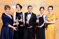 Downton Abbey mendapat penghargaan Drama series cast. Frazer Harrison/Getty Images.