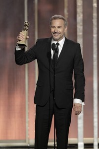 Penghargaan Actor in a movie or miniseries jatuh pada Kevin Costner. Paul Drinkwater/NBCUniversal via Getty Images.