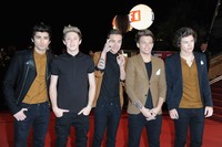 One Direction hadir dengan busana yang bernuansa hitam-coklat di acara NRJ Music Awards di Cannes, Prancis. Pascal Le Segretain/Getty Images.