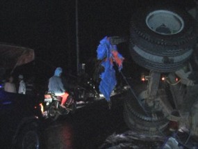 Truk Terguling, Warga Jarah Muatan Pupuk Urea