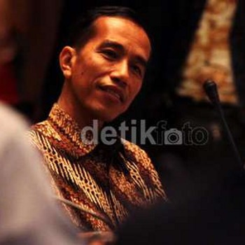 Yey! Jokowi Beli Eskavator Amfibi untuk Keruk Kali