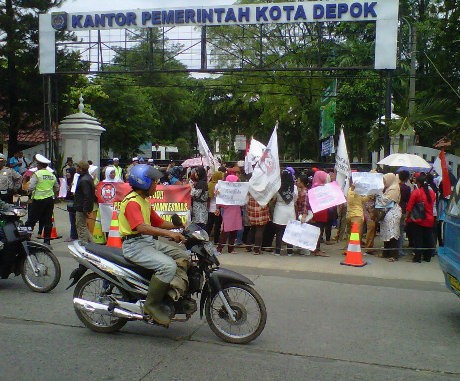 100-an Warga Depok Demo Balai Kota, Tuding Jaminan Kesehatan Dimanipulasi