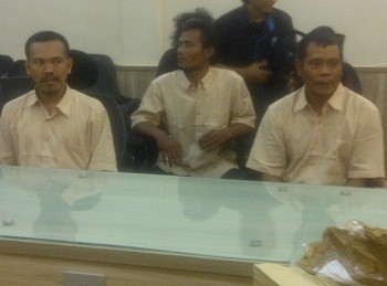 Pengirim Paket Bom Bandara Dibawa Polisi Saat Masih Sarungan