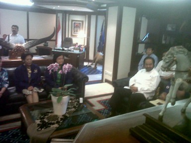 Alasan Eks Sekjen DPR dan DPD Merapat ke Surya Paloh