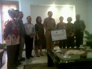 Ahok Guyur Anak-anak SD Penjaringan dengan Air Hujan Olahan