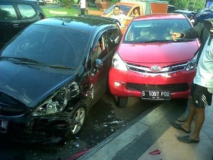 Mobil Jazz Serempet Warung di Semarang, Nyaris Lukai Pembeli