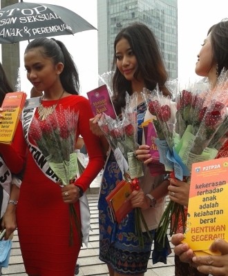 Si Cantik Bagikan Bunga Anti Kekerasan Sexual Anak