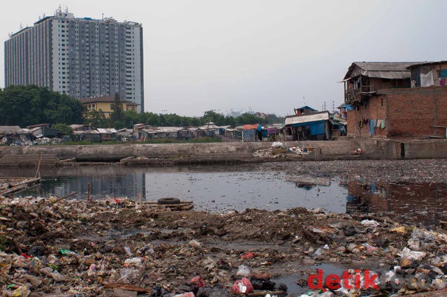 Atasi Banjir DKI Paling Ruwet: Relokasi Warga Bantaran Kali & Waduk