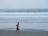 Saat pagi hari, tidak sedikit wisatawan yang berolahraga di Pantai Kuta. Ada yang jogging, berenang, atau sekedar menyisiri Pantai Kuta dengan berjalan kaki (Afif/detikTravel)