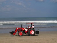 Di pagi hari, terlihat petugas kebersihan setempat membersihkan sampah-sampah yang bertebaran di Pantai Kuta. Beberapa tong sampah pun dibersihkan. Hal ini demi menjaga kebersihan dan kenyamanan Pantai Kuta untuk wisatawan (Afif/detikTravel)