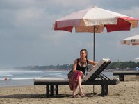 Waktu terbaik untuk datang ke Pantai Kuta di pagi hari adalah sekitar pukul 07.00-10.00 Wita. Sepinya pantai, membuat Anda puas untuk bermain air atau sekedar berjemur di sana (Afif/detikTravel)