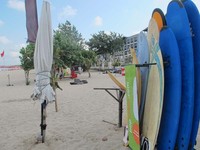 Selain bangku panjang, Anda juga bisa menyewa papan-papan seluncur untuk surfing. Untuk menyewa papan seluncurnya seharian, harganya Rp 150 ribu. Jangan takut kehabisan, papan seluncurnya ada banyak (Afif/detikTravel)