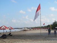 Pagi hari adalah sisi lain Pantai Kuta. Tidak ada hingar bingar musik atau keramaian turis, hanya ketenangan dan kedamaian di sana (Afif/detikTravel)