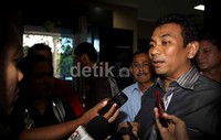 Taslim Chaniago mendatangi Gedung BNN untuk menjenguk Wanda Hamidah.
