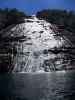 Air Terjun Ini Langsung Jatuh ke Laut