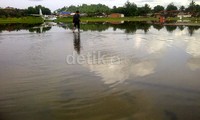 Banjir merendam landasan pacu Bandara Temindung Samarinda, Kalimantan Timur. Robert/detikFoto.