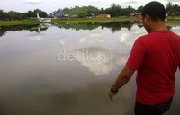 Banjir disebabkan hujan deras selama 2 jam sejak pukul 00.05 WITA, Selasa (29/1/2013) dini hari. Robert/detikFoto.