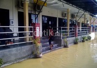 Seorang calon penumpang memasuki terminal keberangkatan. Robert/detikFoto.