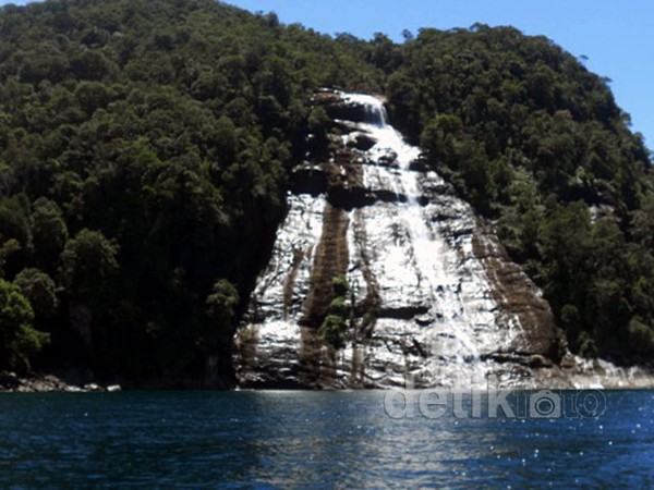 Air Terjun Ini Langsung Jatuh ke Laut