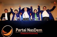 (Ki-ka) Sugeng Suparwoto, Nining Indra Saleh, Siti Nurbaya, Enggartiasto Lukito, dan Fery Mursyidan Baldan saling bergandengan tangan.