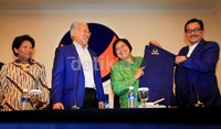 Fery Mursyidan memberikan jaket NasDem kepada Siti Nurbaya.