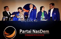 Sugeng Suparwoto memakaikan jaket NasDem kepada Nining Indra Saleh.
