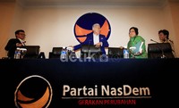 Meski telah masuk NasDem, namun Surya Paloh belum menentukan posisi apa yang akan diberikan ke kedua mantan pejabat eselon 1 di Senayan ini.