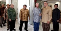 Presiden SBY menyalami Ketua Dewan Pers Bagir Manan. (Setpres).